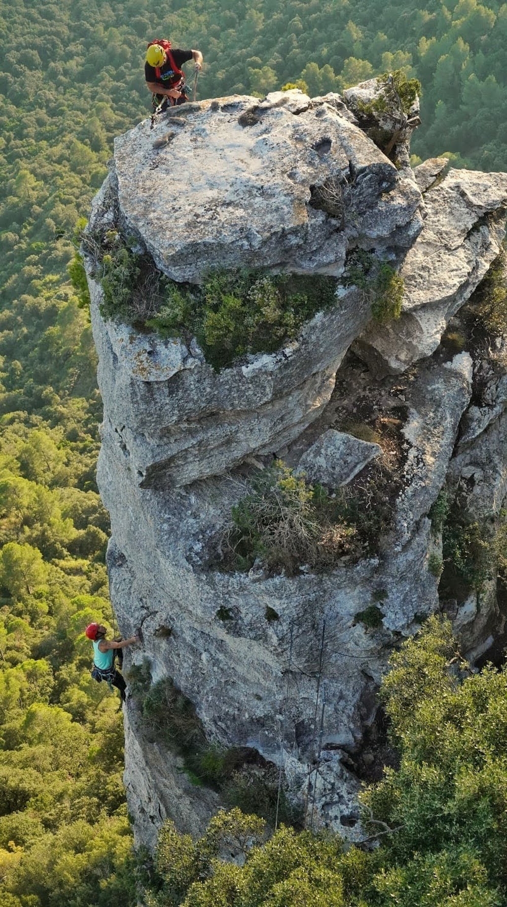 Cordada llegando a la cumbre de la aguja Covallonga, La Mussara. 