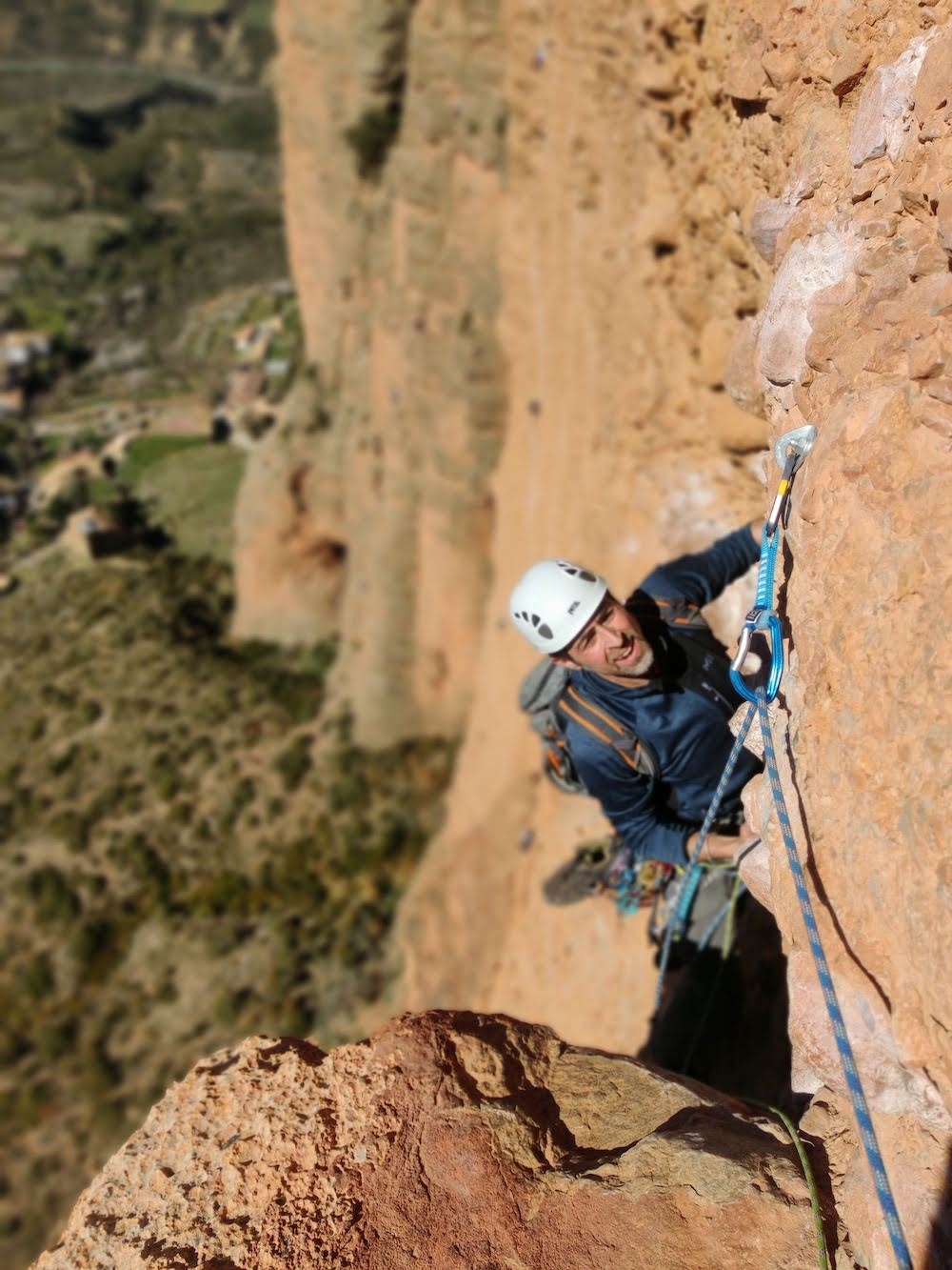 Escalando en la vía Mosquitos a la Visera de Riglos. 