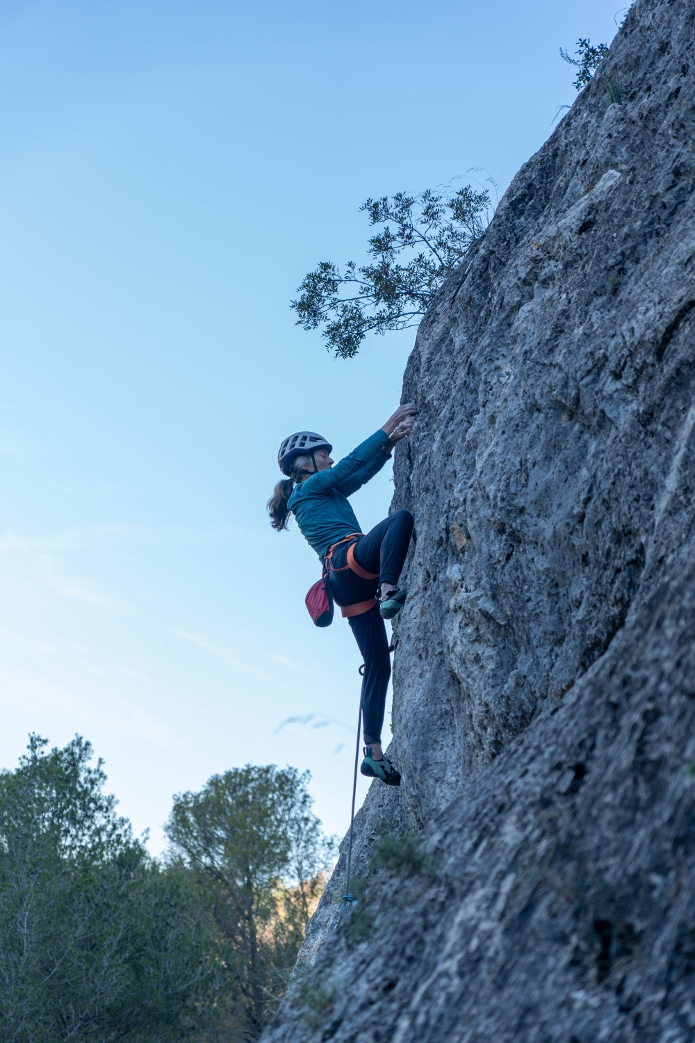 Lynn Hill escalando cerca de Barcelona durante nuestro Performance climbing series.