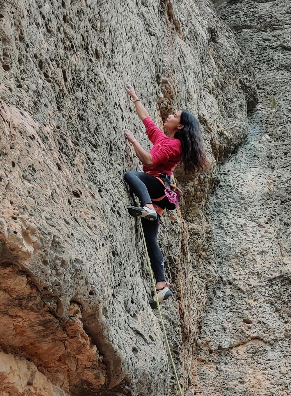 Lary Arce escalando durante el Workshop en Margalef.